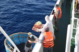 Lực lượng kiểm ngư kịp thời hỗ trợ ngư dân gặp nạn 