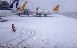 Sân bay Istanbul tiếp tục hoãn mở lại do bão tuyết