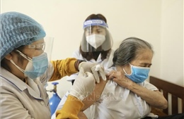 Hà Nội: Tiêm vaccine ngừa COVID-19 tại nhà cho người bại liệt, già yếu