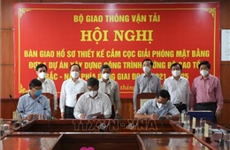 Bàn giao hồ sơ thiết kế cắm cọc giải phóng mặt bằng đợt 1 cao tốc Bắc - Nam