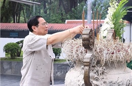 Thủ tướng dâng hương tưởng nhớ các Anh hùng liệt sĩ tại Hà Tĩnh