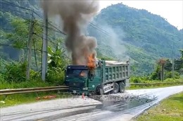 Xe tải chở đá đâm vào ta luy đường bốc cháy dữ dội