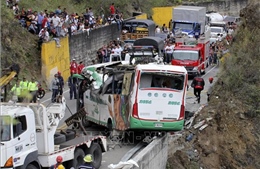 Xe buýt bị lật trên cao tốc ở Colombia, 20 người thiệt mạng