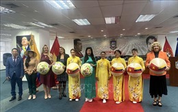 Giới thiệu áo dài truyền thống của Việt Nam tại Venezuela