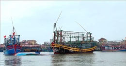 Hỗ trợ trục vớt tàu cá bị chìm ở cửa sông Roòn tại Quảng Bình