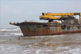 Đã tiếp cận được tàu vỏ sắt nước ngoài trôi dạt vào bờ biển Quảng Trị