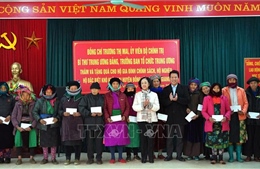 Đồng chí Trương Thị Mai thăm, tặng quà gia đình chính sách và hộ nghèo tại Hà Giang