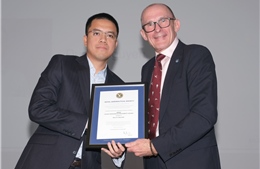Nhà khoa học Việt Nam đầu tiên nhận giải thưởng của Hiệp hội Hàng không Hoàng gia Anh
