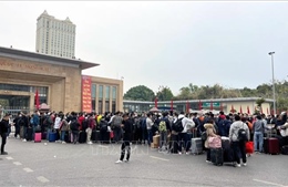 Hàng trăm người dân Trung Quốc xếp hàng chờ xuất cảnh ở cửa khẩu Móng Cái