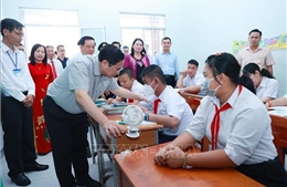 Thủ tướng thăm Trường nuôi dạy trẻ em khuyết tật Bến Tre