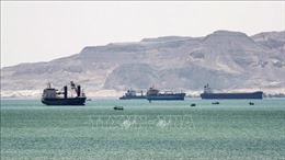 Tàu mắc cạn khiến kênh đào Suez ùn tắc