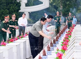 Thủ tướng dâng hương tưởng niệm các Anh hùng Liệt sĩ tại Nghĩa trang Vị Xuyên