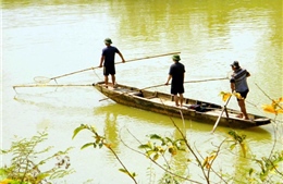 Liên tiếp phát hiện người dân dùng kích điện bắt cá trên sông Đà
