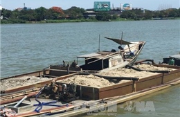 Bắt quả tang hai tàu thủy khai thác cát trái phép trên sông Hồng