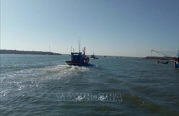 Tàu 375 Vùng 3 Hải quân cứu nạn tàu cá ngư dân Quảng Ngãi bị hỏng máy
