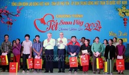 Ủy viên Bộ Chính trị Nguyễn Hòa Bình tặng quà Tết tại Phú Yên