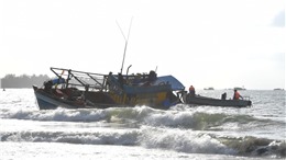 Vùng 5 Hải quân cứu tàu cá ngư dân gặp nạn