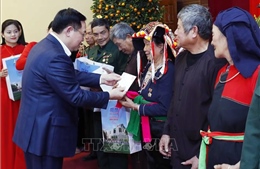 Chủ tịch Quốc hội chúc Tết, tặng quà hộ chính sách, công nhân tại Yên Bái