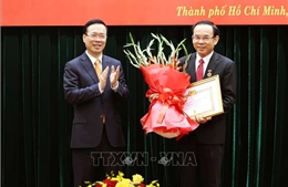 Chủ tịch nước trao Huy hiệu 45 năm tuổi Đảng cho Bí thư Thành ủy TP Hồ Chí Minh