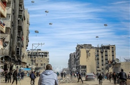 Mỹ thả lô hàng viện trợ đầu tiên xuống Dải Gaza