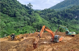 Vụ sạt lở đất tại Hà Giang: Dừng tìm kiếm nạn nhân, tập trung thông đường