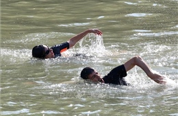 Thị trưởng Paris bơi ở sông Seine để &#39;chứng minh&#39; nước sông sạch