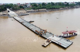 Đang lắp đặt cầu phao Phong Châu