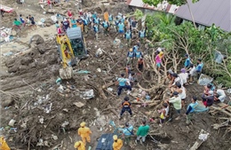 Philippines &#39;chạy đua với thời gian&#39; để cứu những người mắc kẹt do lũ lụt