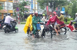 Mưa lớn kéo dài, nhiều tuyến đường ở thành phố Bạc Liêu ngập sâu