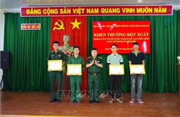 Khen thưởng các cá nhân cứu du khách nước ngoài bị sóng cuốn 