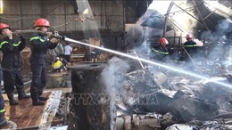 Cháy lớn tại công ty sản xuất đồ gỗ ở Bình Dương, huy động 8 xe chữa cháy