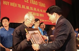 6.456 đảng viên thuộc Đảng bộ thành phố Hà Nội được trao tặng Huy hiệu Đảng