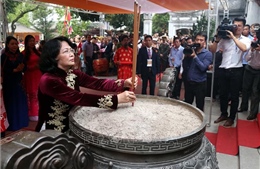 Phó Chủ tịch nước Đặng Thị Ngọc Thịnh đánh trống khai hội đền Hai Bà Trưng