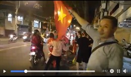 Người dân Cần Thơ ào ra đường, khua cờ hoa chúc mừng U23 Việt Nam thắng xứng đáng