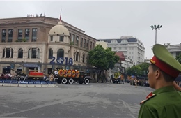 Xúc động hình ảnh người dân đứng dọc đường tiễn đưa Chủ tịch nước Trần Đại Quang