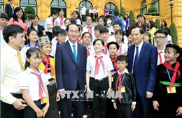 Tình cảm ấm áp của Chủ tịch nước Trần Đại Quang với các cháu thiếu niên, nhi đồng
