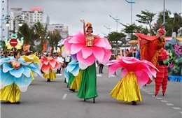 Bờ biển Bãi Cháy sôi động tưng bừng với màn diễu hành Carnaval dịp nghỉ lễ này