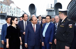 Thủ tướng Nguyễn Xuân Phúc thăm Chiến hạm Rạng Đông và Khu lưu niệm của Lenin tại Điện Smolny