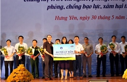 Quỹ sữa Vươn cao Việt Nam và Vinamilk trao tặng 44.709 ly sữa cho trẻ em Hưng Yên