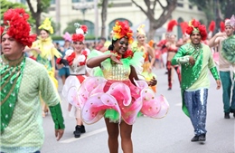 Tưng bừng Carnival đường phố tại phố đi bộ Hồ Gươm nhân kỷ niệm “20 năm Thành phố Vì hòa bình”