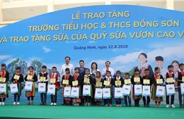 Trao tặng Trường Tiểu học & THCS Đồng Sơn và Quỹ sữa Vươn cao Việt Nam trao tặng sữa cho trẻ em Quảng Ninh.