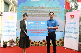 Manulife Việt Nam trao tặng Thành đoàn Hà Nội 100.000 khẩu trang và 650 lít dung dịch sát khuẩn