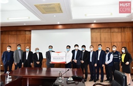Cựu sinh viên Đại học Bách khoa Hà Nội tặng 100 máy tính cho trường
