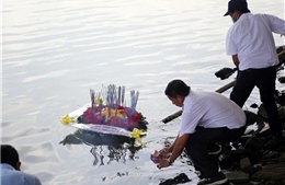 Đà Nẵng dâng hương, thả hoa đăng tưởng niệm các Liệt sĩ tại Gạc Ma