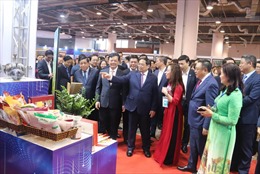 Thủ tướng thăm gian hàng trưng bày sản vật đặc trưng của Hà Nội