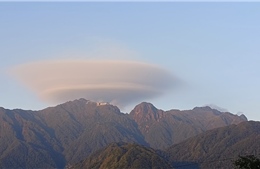 Đám mây hình ‘đĩa bay’ bất ngờ xuất hiện trên đỉnh Fansipan