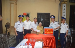 Bộ Tư lệnh Cảnh sát biển thăm, tặng quà các gia đình chính sách tại Hải Phòng