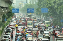 Nhiều tuyến phố Thủ đô ùn tắc do mưa lớn từ sáng sớm
