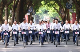 Thủ tướng Phạm Minh Chính và Thủ tướng Hà Lan cùng đạp xe dạo phố Hà Nội