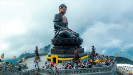 Hàng trăm Phật tử tới Fansipan dâng đăng mừng Lễ vía Đức Phật A Di Đà